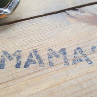 Козе сирене на плоча със сладко от боровинки