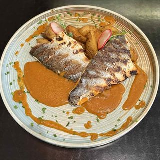 Филе от лаврак с печени картофки и сос Биск