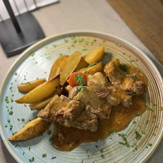 Свински гърди,  поднесени с домашни картофи