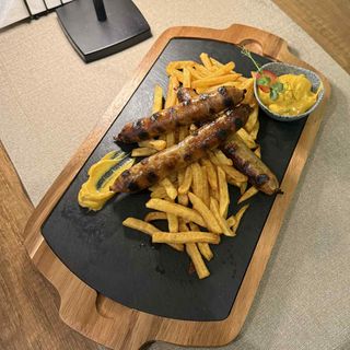 Домашни наденички с пушено топено сирене и чедър