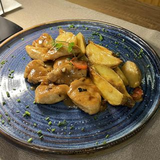 Пилешки хапки на тиган с домашни печени картофи