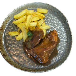 Свински гърди, поднесени с дипърс картофки