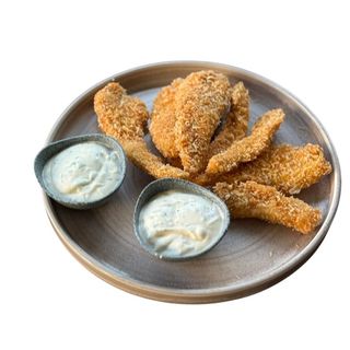 Хрупкави мариновани пилешки пръчки с млечен сос
