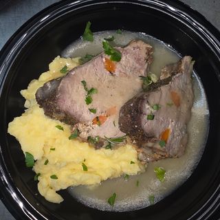 Свинско печено с гарнитура  картофено пюре