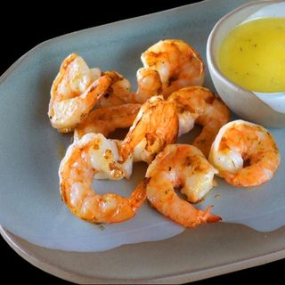 Скариди на плоча със зехтин и билки