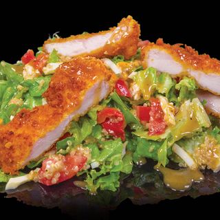 Салата с киноа и хрупкаво пиле (400г)