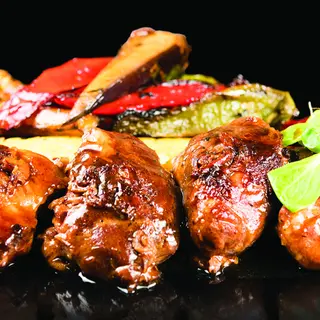 Свински бузи приготвени на Sous vide с гриловани зеленчуци и сос Жу