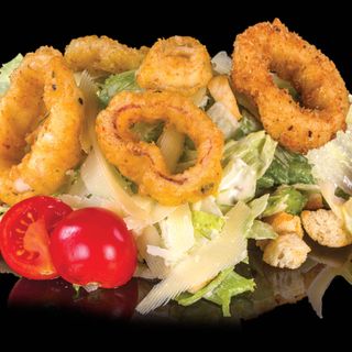 Салата Цезар с хрупкави калмари (400г)