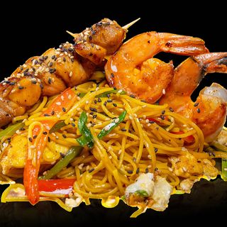 Яйчни спагети с шишче от скариди и шишче от пилешко месо (400г)