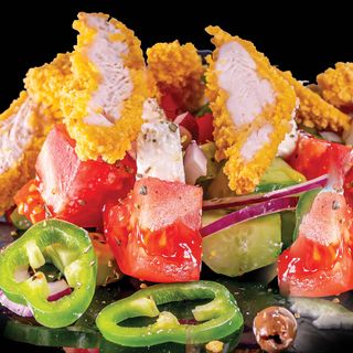 Гръцка салата с хрупкаво пиле (380г)