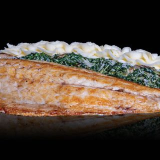 Филе от лаврак със спанак, манатарки и картофено пюре (340г)