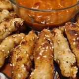 Пилешки филенца със сусам (пикантен сос) (300г)