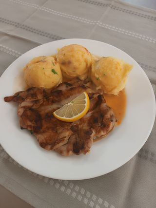 Пил. пържола с картофено пюре (300гр)