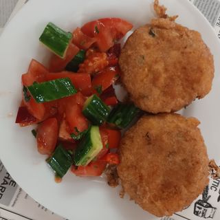 Две картофени кюфтета с гарнитура мешана салата (300гр)