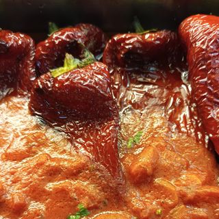 Една чушка с доматен сос (150гр)