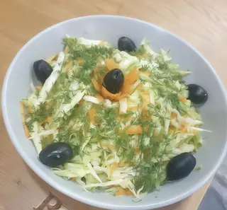 Салата зеле, моркови и маслини (300гр)
