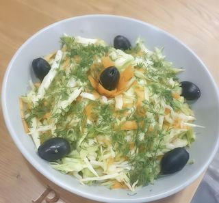 Салата зеле, моркови и маслини (300гр)