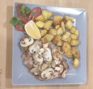 Свинска вратна пържола с гарнитура 