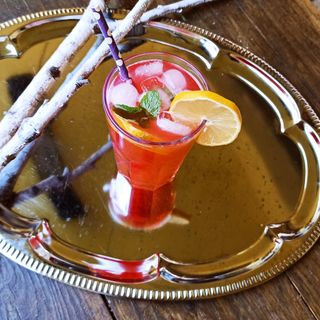 Ягодина с домашен ягодов пунш, лимонов сок и вода