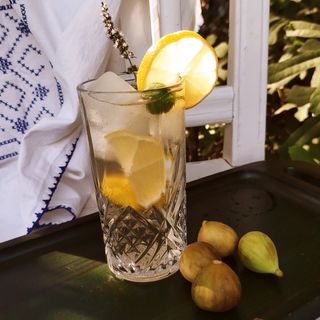 Бъзонада с лимонов сок, мед, сироп от бъз, захар и вода