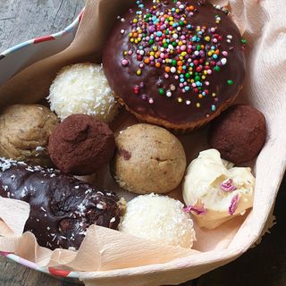 Домашни курабийки с парченца шоколад, масло и кафява захар