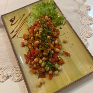 Шарена салата с нахут 