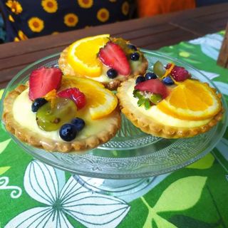 Тарталети с лимонов крем и плодове