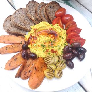 Ориенталска салата с хумус (280г)