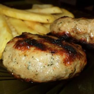 Кюфтета с комбинирана гарнитура