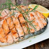 Сьомга на плоча с картофки и салата