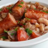 Боб на фурна с наденички.