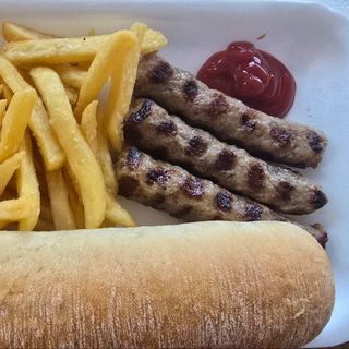 3 кебапчета с картофки, хлебче и сос