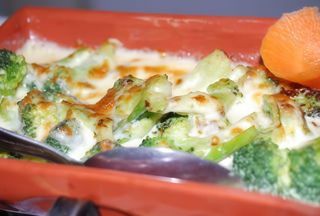 Броколи със синьо сирене