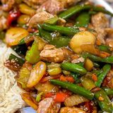 Свинско със зеленчуци и задушен ориз