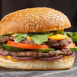 Бургер с грилован бекон и пържено яйце с картофи и сос