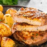 Панирани свински филенца със задушени картофи