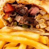 Бурито с хрупкаво пилешко, картофи и кетчуп