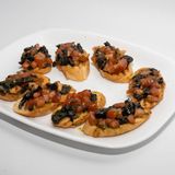 Брускети с домати и маслини