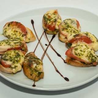 Брускети с домати и моцарела