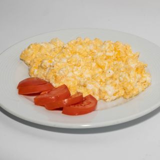 Бъркани яйца със сирене