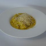 Жълто ризото със стафиди и пиле 