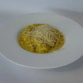 Жълто ризото със стафиди и пиле 