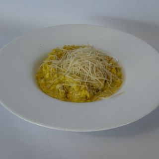 Жълто ризото със стафиди и пиле 