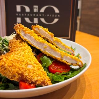 Салата с хрупкаво пиле