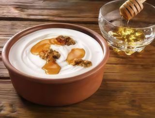 Цедено мляко с мед и орехи (250г)