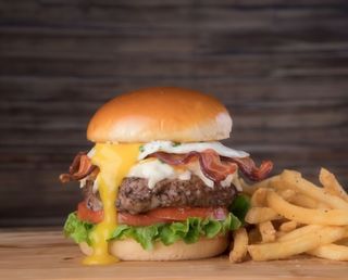 Телешки бургер с бекон и яйце (400г)+бонус кока кола