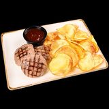 Тройка телешки кюфтета с картофен чипс и медено-горчичен сос (330г)