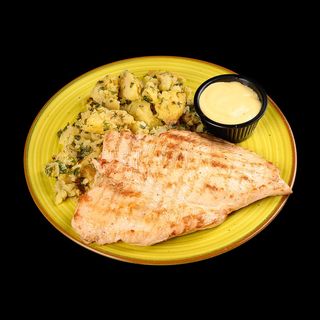 Пилешка пържола с мачкан картоф и медено-горчичен дресинг (390г)