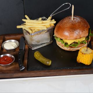 Бургер с телешко кюфте, яйце и бекон (800г)