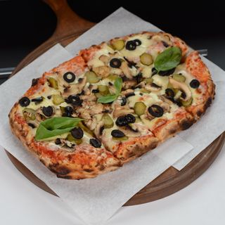 Пица Капричоза (1.5кг) Римска + Coca Cola кен